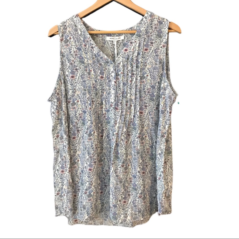 ROSE+OLIVE sleeveless floral v neck blouse top
